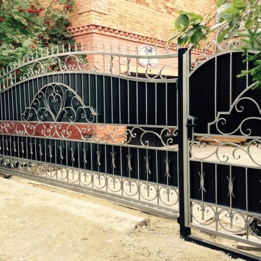 Черные кованые ворота с калиткой