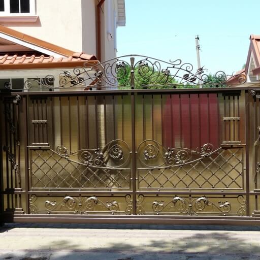 Прозрачные желтые кованые ворота